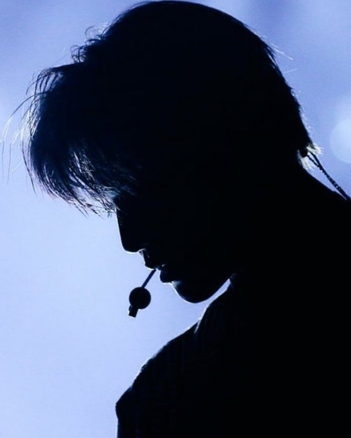 taeeeyongg's tweet photo. Even taeyong's silhouette screams perfection https://t.co/57KSpE2Z8S