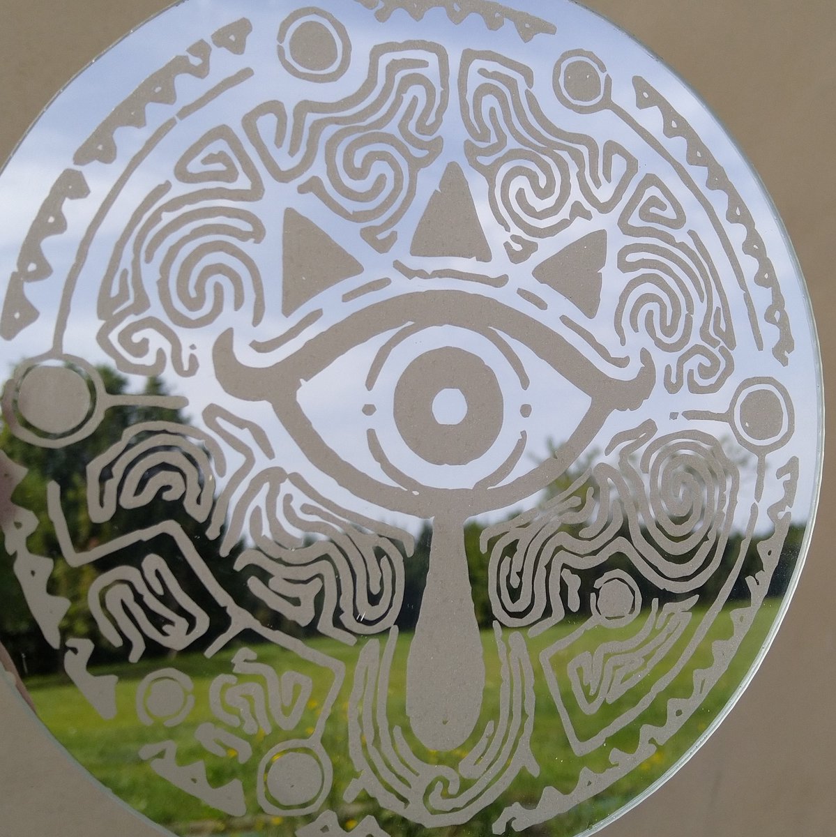 les_flonflons's tweet photo. P'tit prototype de miroir gravé.
Si le laser va trop vite, ça ne grave rien, si il va trop lentement, le miroir explose à cause du choc thermique.💥

Oui, je saisie l'ironie de graver un oeil énorme sur un miroir au point de ne plus pouvoir se regarder dedans 🫣 https://t.co/rl5YutgIsB