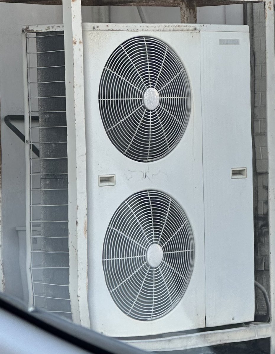 sta1106k's tweet photo. この東芝って安定時は下のファンしか動かないんですかね？

#東芝
#室外機
#エアコン https://t.co/DwrW1Zv9om
