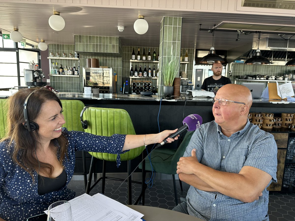 Good to chat politics and all things #Worthing with <a href="/AllisonFerns1/">Allison Ferns</a> <a href="/BBCSussex/">BBC Sussex</a> this morning at Tern on Worthing Pier.
So much to celebrate and did you know she can sing and dance too !
