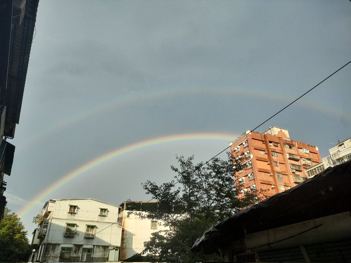 台北的超大⚡☔暴雷雨☔⚡
自己根本就是在騎水上摩托車😪
短短的忠孝東路四段到六段，
真的騎到懷疑人生了😭😭😭

#幸運的兩道彩虹
#下完馬上出太陽
#真的是變態天氣
#全身濕透不意外 https://t.co/beCSadzHfj