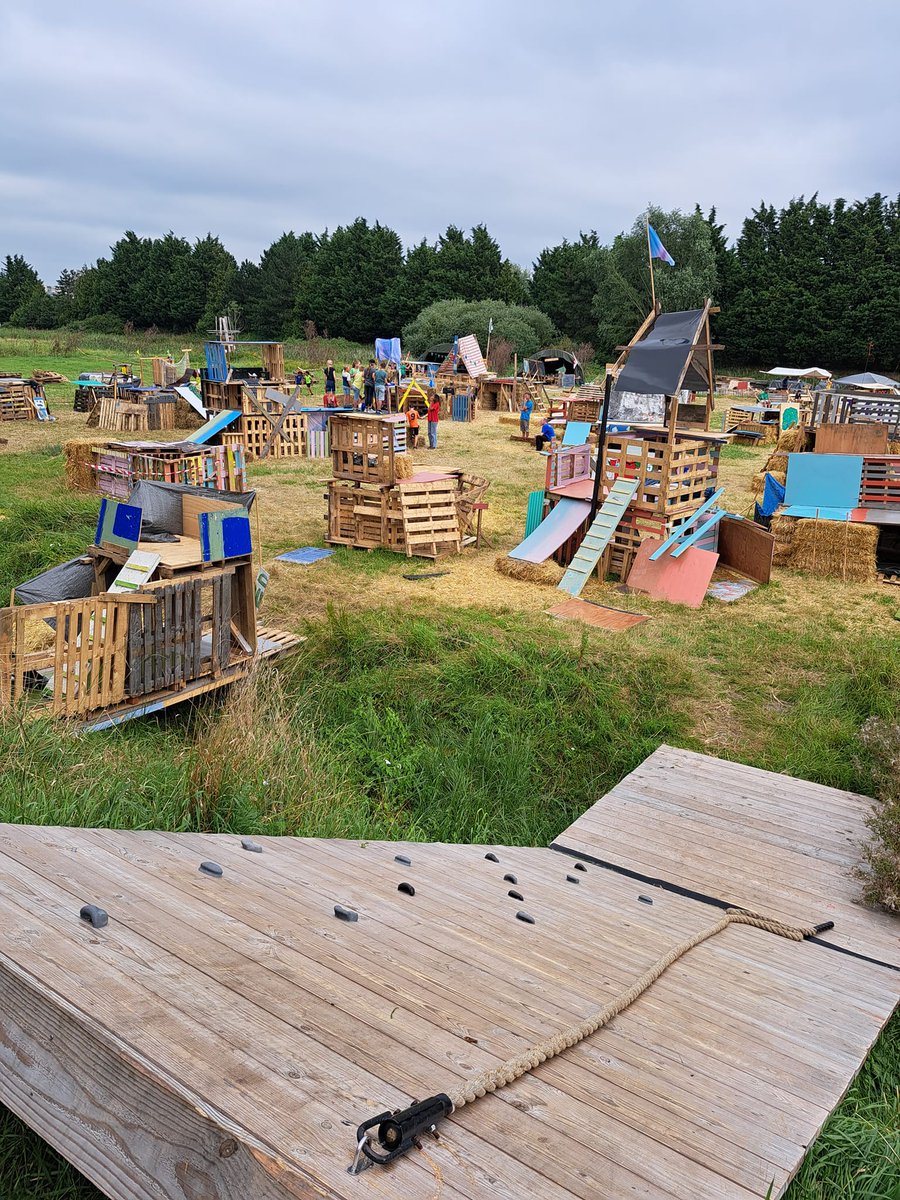 IKouwenhoven's tweet photo. #Timmerdorp #Westpark #Groningen Het is de derde week van de opbouw van dit bijzondere, tijdelijke dorp dat gebouwd wordt door kinderen. Buurvrouw Marjon maakte deze foto. https://t.co/Gct3ajdrVJ