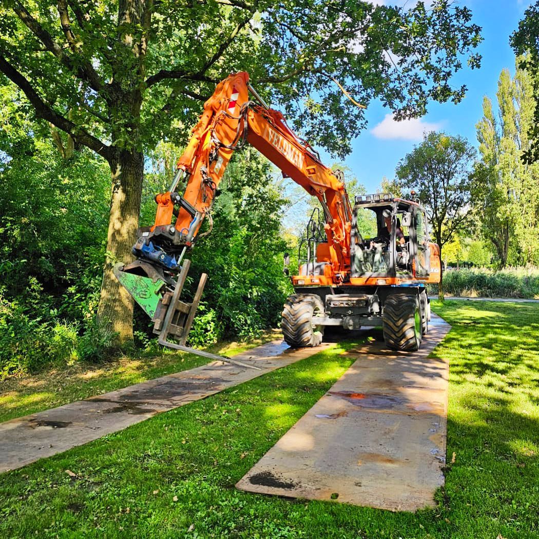 Mixtream's tweet photo. De opbouw van Mixtream Festival is begonnen! 💪 De rijplaten worden nu neergelegd, daarna aan de slag met de hekken. https://t.co/rJBfcWbGQL