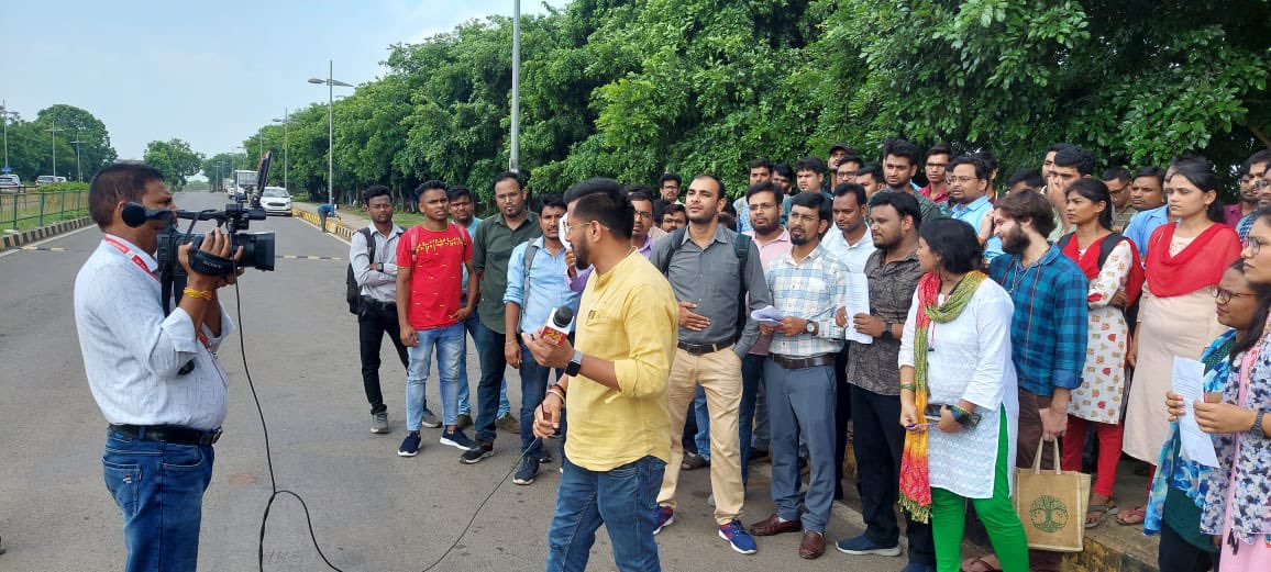 cg_sktheboss's tweet photo. @INCChhattisgarh #Chhattisgarh_assistant_teachers_recruitment

#छत्तीसगढ़_सहायक_शिक्षक_भर्ती_में_BEd_पात्र_करो 

शिक्षक भर्ती 2023 के नोटिफिकेशन में जो अहर्ताएं दी गई थी उसको रद्द कर B. Ed अभियर्थियों के साथ अन्याय क्यों कर रहे है। https://t.co/aWHhIA6Sgk