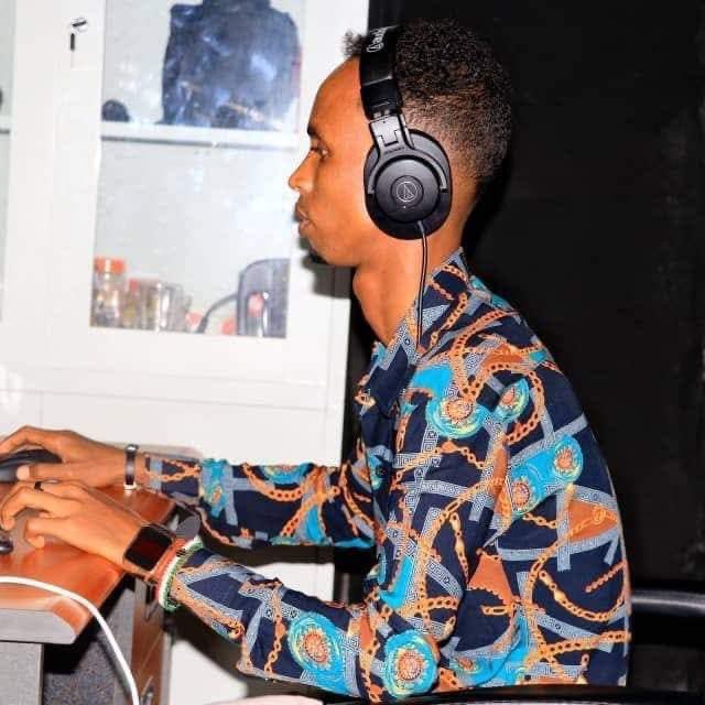 HanadM's tweet photo. Journalists Mohamed Dulmidid and Zakariye Mohamed Salad from Five Somali TV arrested in #Kaxda District. The duo had covered last night's #AlShabaab attack. Reports suggest their arrest may be linked to the district commissioner's dissatisfaction with media exposing negligence. https://t.co/nBgtAlZC5R
