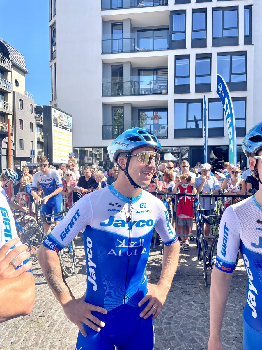 #RenewiTour 🇧🇪 Stage1, sunny + no wind = bunch sprint?