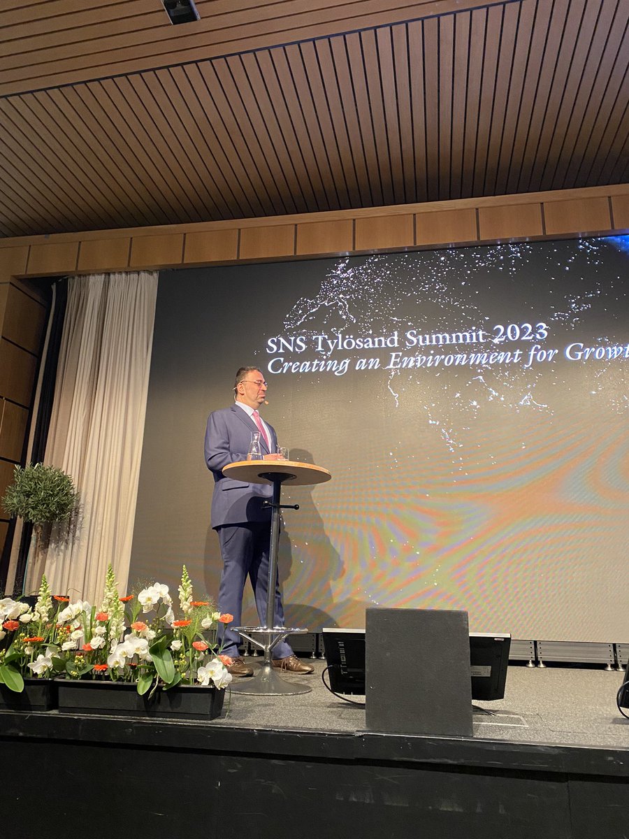 Econ royalty at SNS Tylösand Summit 🤩  Great talk by <a href="/DrDaronAcemoglu/">Daron Acemoglu</a> on the future of work and productivity in the age of AI #snskunskap