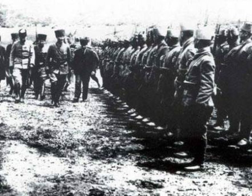 23 Ağustos 1921 - Sakarya Meydan Muharebesi

Bugün, tarihin en karanlık dönemlerinden birinde ışığın yüreklere düştüğü bir gündü. 23 Ağustos 1921... Sakarya Meydan Muharebesi'nin toprağına düşen her damla ter, umutla sulandı. Türk ordusu, yılların zulmüne karşı dimdik durdu.