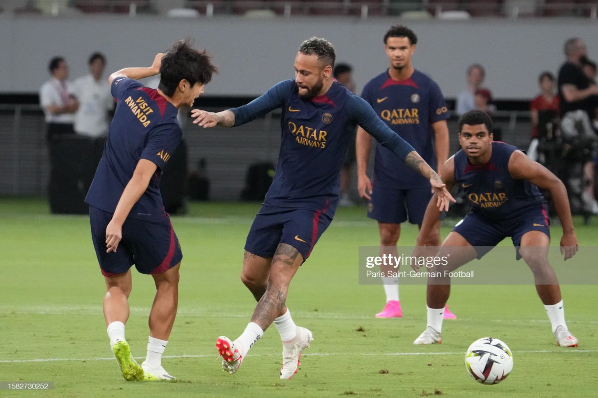 이 사진 그냥 새신발 신고식 같잖아 ㅋㅋㅋㅋ

새신발 밝으려는자 VS 기필코 새신발 안더럽힐려고 피하는자