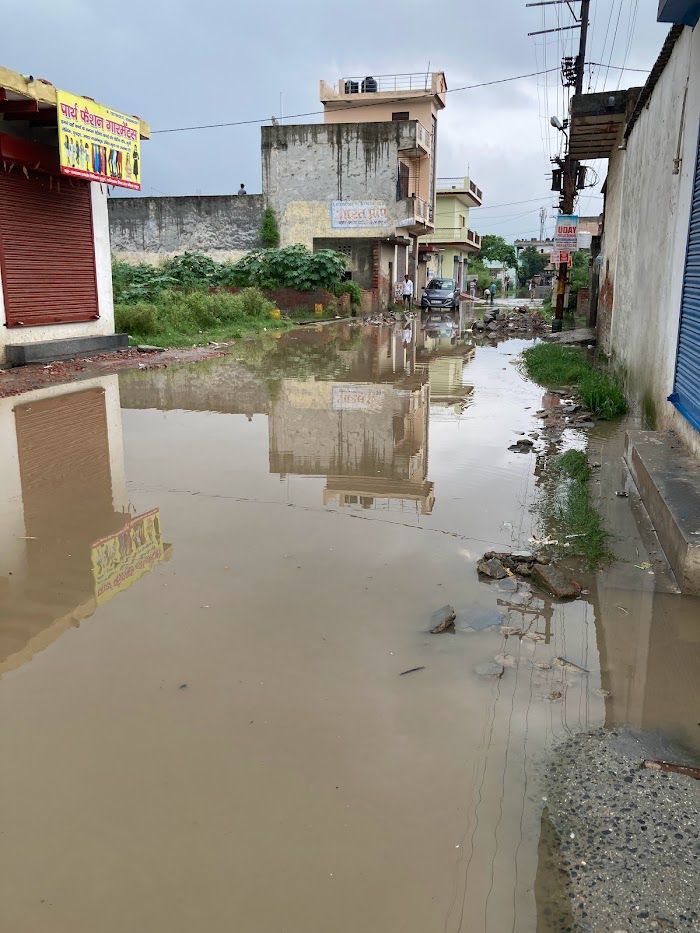Deepakyadav8104's tweet photo. The roads and streets in #रामश्याम_एनक्लेव_चिपियाना_बुजुर्ग_गौतम_बुध_नगर_यूपी have been in a state of disrepair for a considerable period of time. The condition of these deteriorating rapidly leads to several problems that have a far-reaching impact on our daily lives:@PMOIndia https://t.co/ShhlxemXzZ
