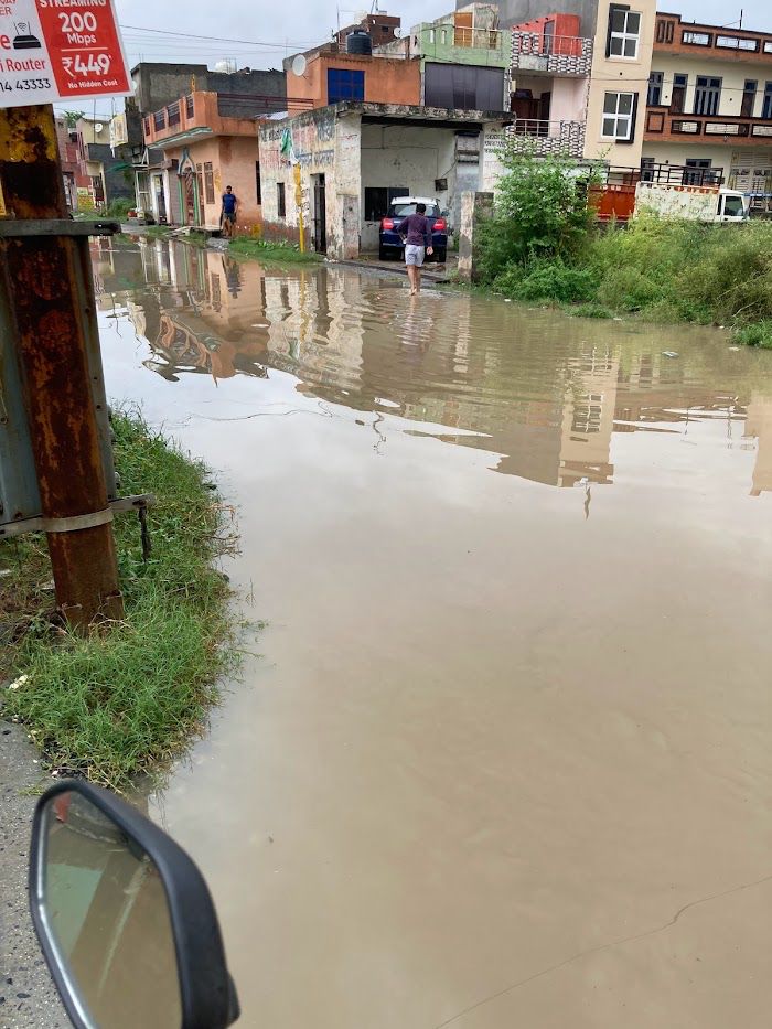 Deepakyadav8104's tweet photo. The roads and streets in #रामश्याम_एनक्लेव_चिपियाना_बुजुर्ग_गौतम_बुध_नगर_यूपी have been in a state of disrepair for a considerable period of time. The condition of these deteriorating rapidly leads to several problems that have a far-reaching impact on our daily lives:@PMOIndia https://t.co/ShhlxemXzZ