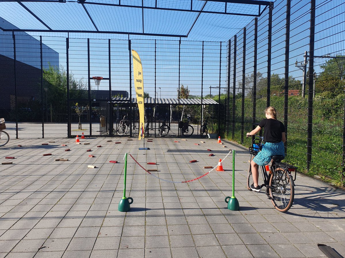 Vandaag op <a href="/Wartburg/">Brianna Kelly</a>  Marnix <a href="/GemDordrecht/">Gemeente Dordrecht</a>.
Namens <a href="/AVveiligverkeer/">AW-DSVeiligverkeer</a> de #TotallyTraffic les 'Voortgezet Fietsvaardig' met leerlingen van het praktijkonderwijs. Leerlingen die soms lange afstanden naar school moeten fietsen.
#SamenFietsen #Mono