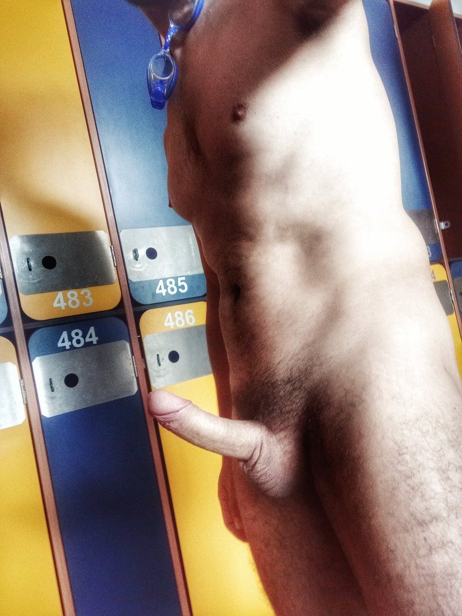 Fakok6's tweet photo. Když to na Tebe přijde v šatně 😈
When it comes to you in the locker room 😈
#hornyinpublic #gaypublic #gayswimming https://t.co/AeulYjNRPx
