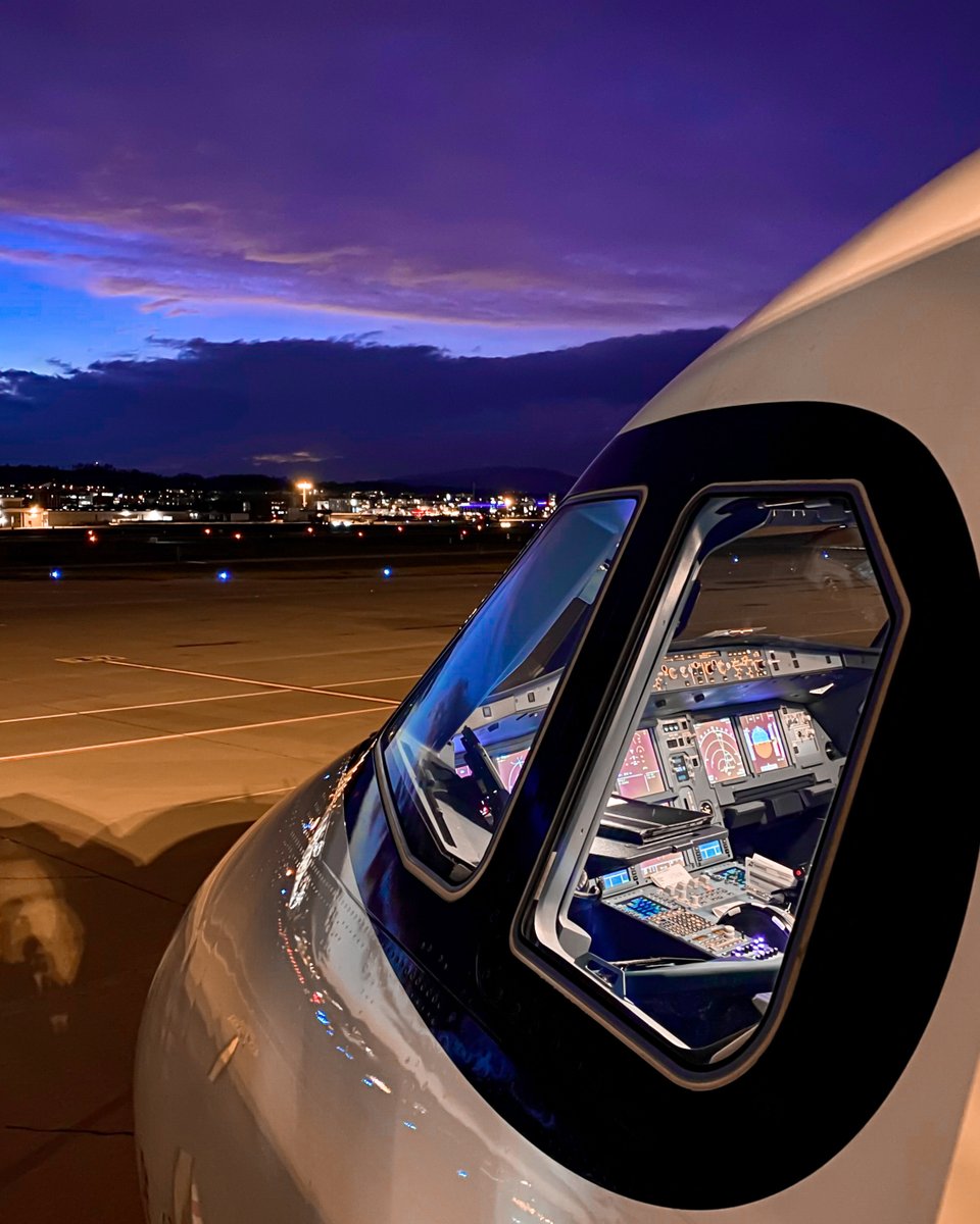 FlySWISS's tweet photo. Explore the cockpit of our Airbus A320 Neo from a new perspective, while our crew and their aircraft are on a well-deserved break and enjoy this beautiful night sky. 🌆✈Photo: @ Lima.Bravo_ on Instagram  #flyswiss https://t.co/HYlYaLYvRz