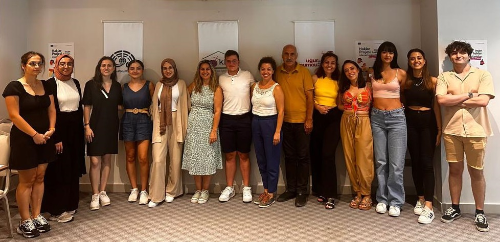 evrensel_haklar's tweet photo. 17-18 Ağustos tarihlerinde @HaklarProjesi tarafından düzenlenen insan hakları izleme toplantısında Mersin'deki yerel dinamikleri konuştuk. Organizasyonda emeği geçenlere teşekkür ederiz. https://t.co/Fl8Ue9QMwh