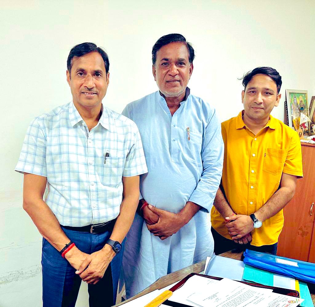 आज मुख्यमंत्री <a href="/ashokgehlot51/">Ashok Gehlot</a> जी के ओएसडी श्री देवाराम सैनी एवं श्री गौरव बजाड से शिथलन फाइल पर मुख्यमंत्री निवास पर रेसा-पी प्रदेशाध्यक्ष भंवर जी गुर्जर ने मुलाकात की 
जल्द मिलेगी खुशखबरी
<a href="/DrBDKallaINC/">Dr. Bulaki Das Kalla</a>
<a href="/ZahidaKhanINC/">Zahida Khan</a>
<a href="/kana_ias/">Kana Ram</a> <a href="/RajCMO/">CMO Rajasthan</a>
@Bhanwar99gujar
<a href="/MohanSihag24/">Mohan sihag</a> 
<a href="/Mukeshmahar_/">Mukesh Meena</a>