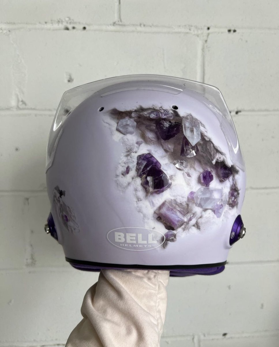 StreetFashion01's tweet photo. Lewis Hamilton’s 1/1 Helmet by Daniel Arsham!🖤 https://t.co/AigEBhjv2R