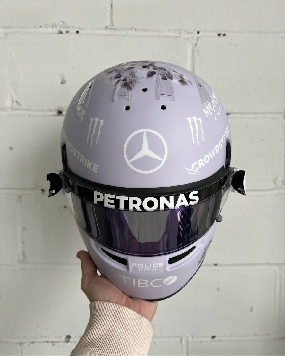 StreetFashion01's tweet photo. Lewis Hamilton’s 1/1 Helmet by Daniel Arsham!🖤 https://t.co/AigEBhjv2R