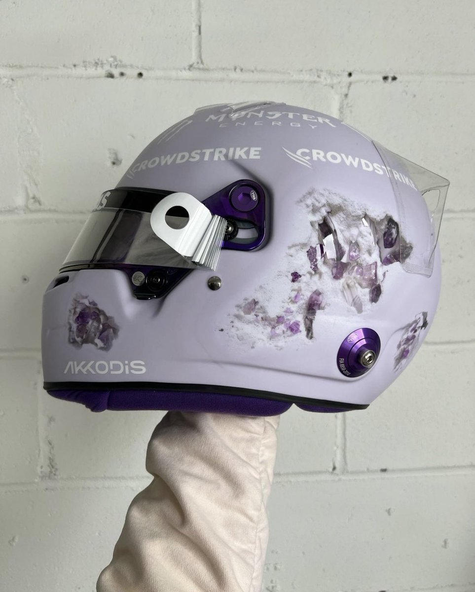 StreetFashion01's tweet photo. Lewis Hamilton’s 1/1 Helmet by Daniel Arsham!🖤 https://t.co/AigEBhjv2R