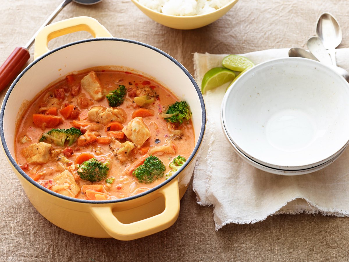 FoodNetwork_UK's tweet image. Stuck for what to eat tonight? This Easy Thai Chicken Curry with Vegetables is the perfect addition to #MidweekMeals 🍛 
🔗 Click the link to access this easy recipe: foodnetwork.co.uk/recipes/easy-c… #ThaiChickenCurry