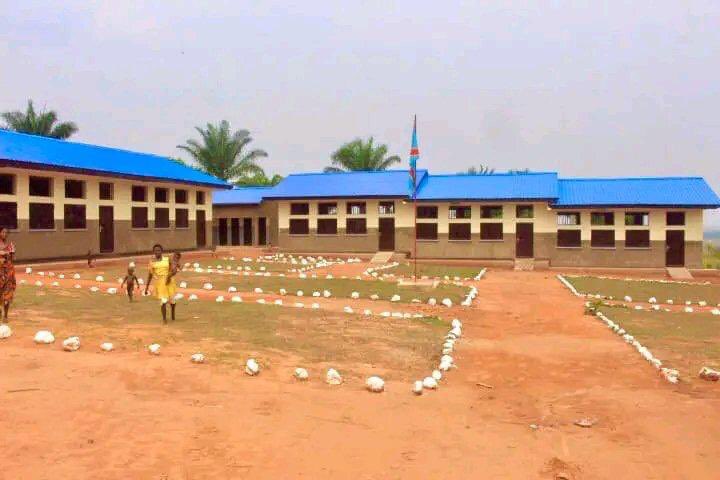 cbalanganayi's tweet image. #RDC #PDL 145T
Avant et Après ! 
Et c’est pareil dans tous les 145 territoires à travers la République. Centres de santé, Écoles et j’en passe sont construits pour le bien de notre peuple! 
Cette gratuité de l’enseignement que nombreux ont combattu hier s’impose aujourd’hui de…