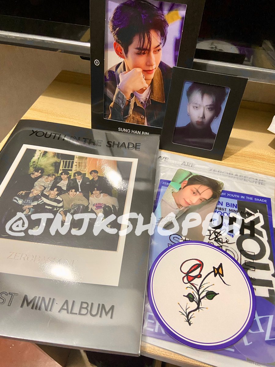 JNJKSHOPPH's tweet photo. wts zerobaseone zb1 ph

youth [black] vr. set A
•jiwoong pc &amp; coaster
•ricky layer card
•hanbin photoframe
•sticker pack, photobook, cd, folded poster

—onhand, selling in complete inclusions [no tingi]

dm if buying, ty!

t: youth in the shade yits https://t.co/oVit1Qcg1Z