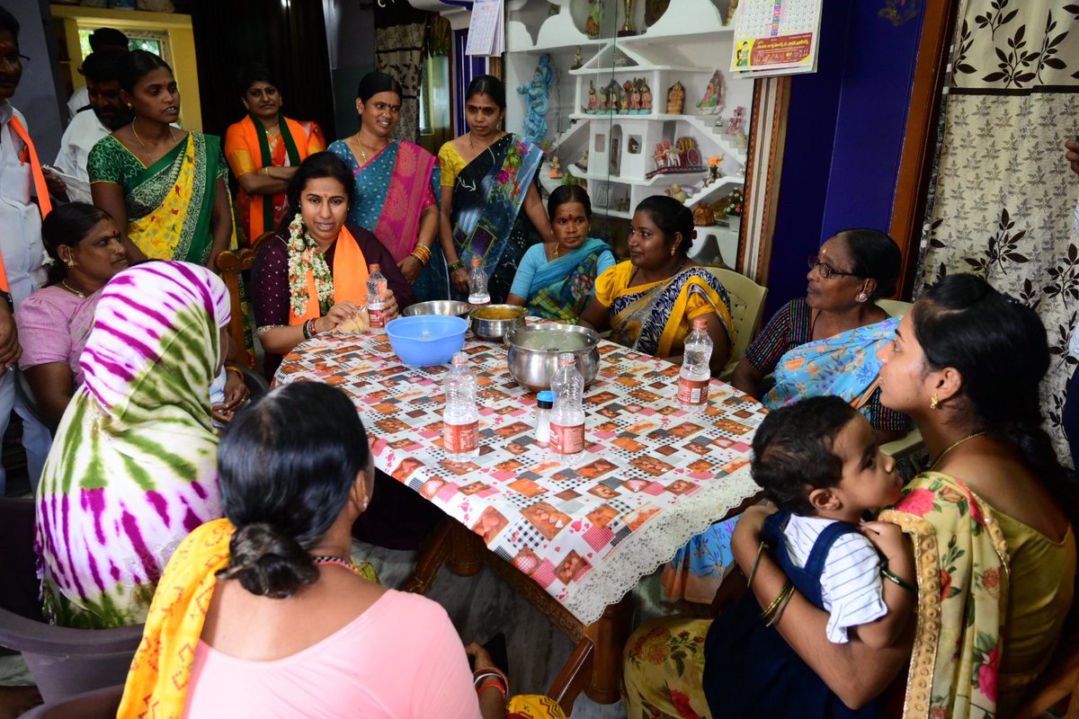 MeghnaBordikar's tweet photo. lunch with self help groups at Aliyabad Shamirpet mandal in Telangana state.
#medchalassembly #bjp @blsanthosh https://t.co/UgjMUj4gAH