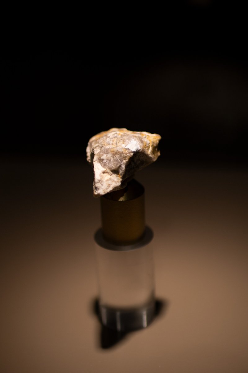 mhnUSC's tweet photo. ÚLTIMOS DÍAS
A exposición 𝗠𝗜𝗡𝗘𝗥𝗔𝗜𝗦 𝗩𝗘𝗥 𝗢 𝗜𝗡𝗩𝗜𝗦𝗜𝗕𝗟𝗘. De Haüy á ermeloíta pode visitarse ata 02/09 de luns a sábado de 11-14 e 17-20.30 📍Salón Artesoado do Colexio de Fonseca. + info https://t.co/v2MbTDTCa3
@UniversidadeUSC
@Depucoruna
@CulturaUSC
@monicamura https://t.co/I6OjeWjUHS