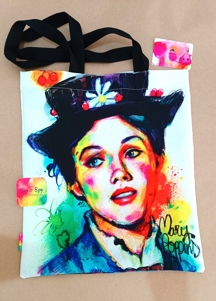 Mirad qué moni la tote de Mary Poppins, recordad que están hechas a mano aquí en España, con cualquier ilustración mía. 25 euros. Tengo unas cuantas de diferentes ilustraciones en stock, y se pueden pedir más ❤️💜💙🤎🧡🩵🖤💓 compartid por si a alguien le interesa ☺️