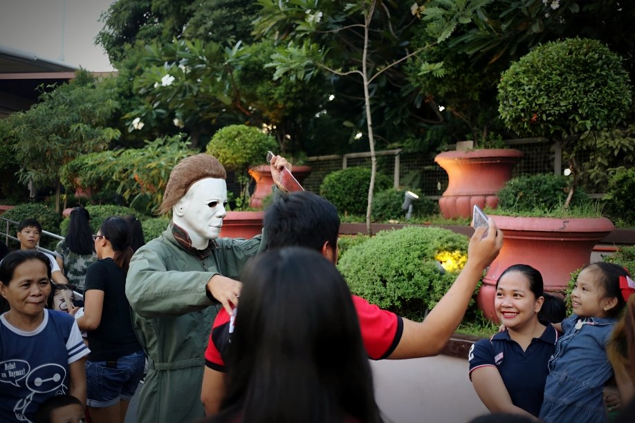 MichaelMyersPH's tweet photo. Pt. 3 🎃 This ultimately resulted for everyone to take the opportunity on taking pictures with The Shape as they get butchered alive, slowly and painfully 🩸🔥

#TheBoogeyman #halloweenKills2021 #halloween2018 #halloween1978 #halloweenends #cosplay2018 #michaelmyers2018 https://t.co/m5OpYdAWyG