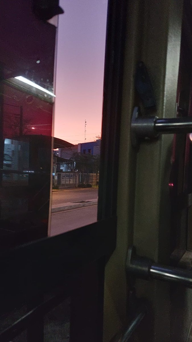 GiniQuevedo's tweet photo. Una vez más mi hija quejándose me cuenta que subió en un bus que ya no reúne las condiciones para ser unidad diferencial, una estafa que practican varias empresas, en esta ocasión #cerrokoi #linea110 sigue cobrando 3.400gs con una chatarra, ventanas abiertos, sin aire, etc. https://t.co/WmXToHAF2o