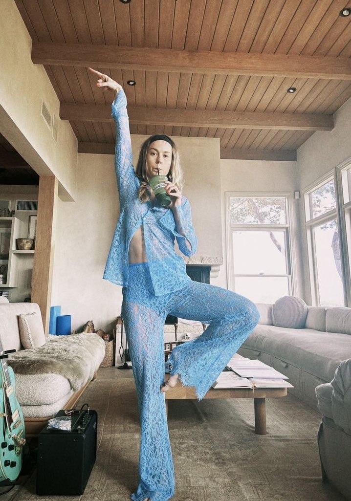 brieclarson's tweet image. good morning from my pretty blue ‘fit.