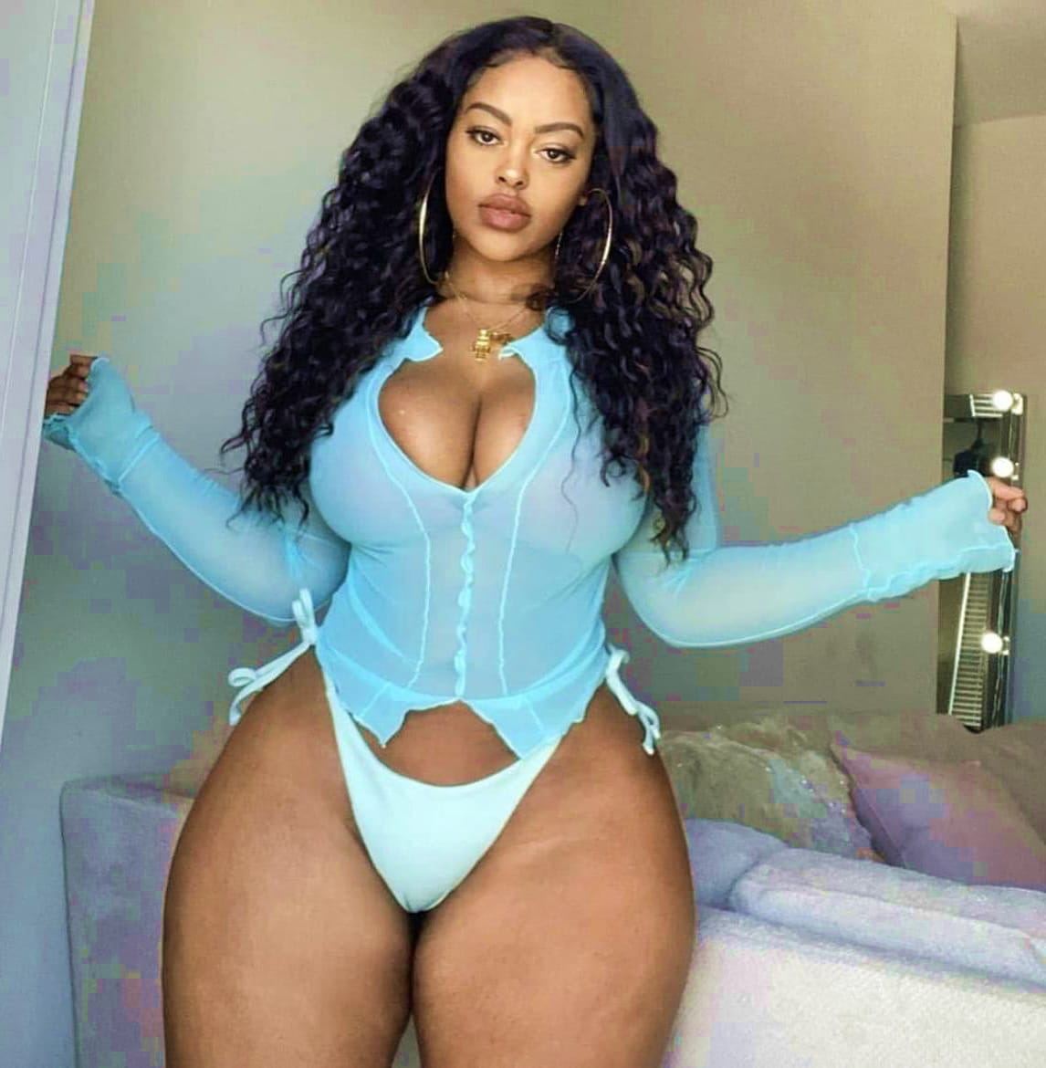 SugarMummyDadd9's tweet photo. Me or $10m 😋 choose wisely! https://t.co/A4DHaYS8sB