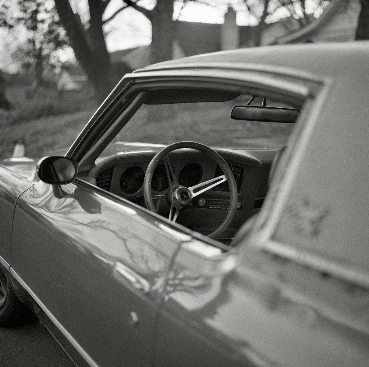 TriXFilm's tweet photo. Jump In. Let’s go! • Austin, Texas, USA  Hasselblad 500C/M • Kodak Tri-X 400 • 2023  #FilmPhotography #Kodak #TriX #Film #Camera #120film #Photography #BW #Austin #Texas #ATX #TX #Hasselblad #500CM #Monochrome #GrandPrix #Vintage #Car #GoDoSomething https://t.co/c9vmEZpq1E