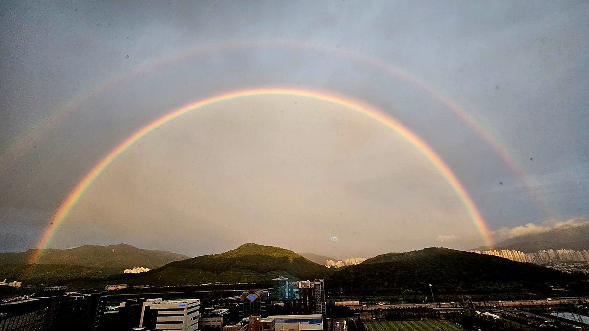 지인이 보내준
광명에서
떠오른 어마무시한 무지개네요.
보시는 분들 꼭 행운을 빌어요~