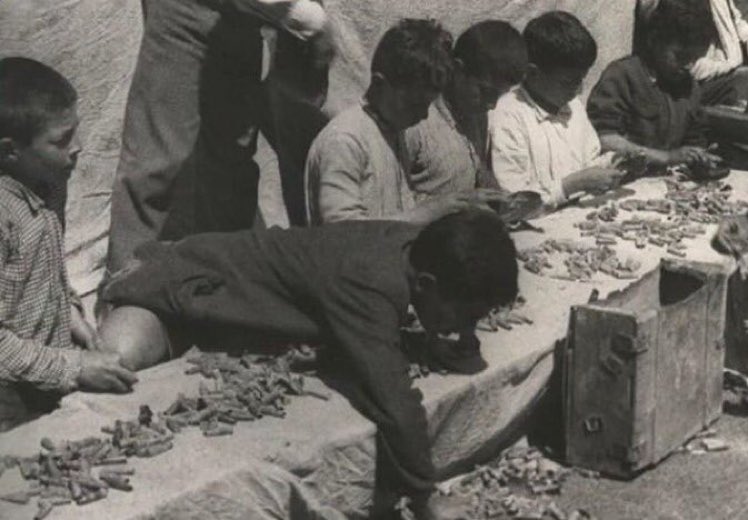 Sakarya Meydan Muharebesi'nde, cephe gerisinde kalarak mühimmat düzenleyen Türk çocukları. 

Sakarya Meydan Muharebesi'nin 102. yılı kutlu olsun!