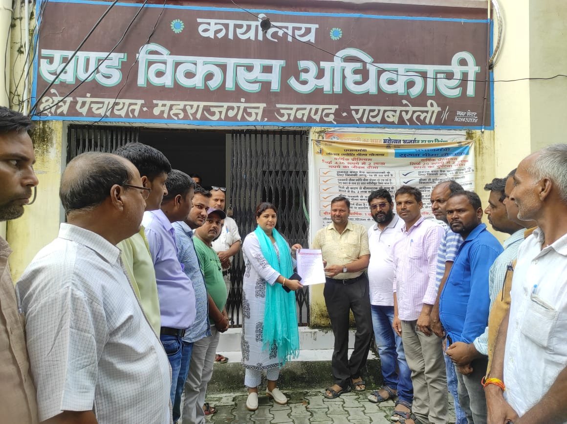 <a href="/myogiadityanath/">Yogi Adityanath</a>
<a href="/kpmorya1/">Kp Morya</a>
@apcuttarpradesh
#MGNREGA मा0 मुख्यमंत्री जी की घोषणाओं को पूरा कराने हेतु आज ब्लॉक मुख्यालय पर रोजगार सेवकों द्वारा अनुरोध प्रदर्शन कर 8 सूत्रीय ज्ञापन BDO को दिया गया।