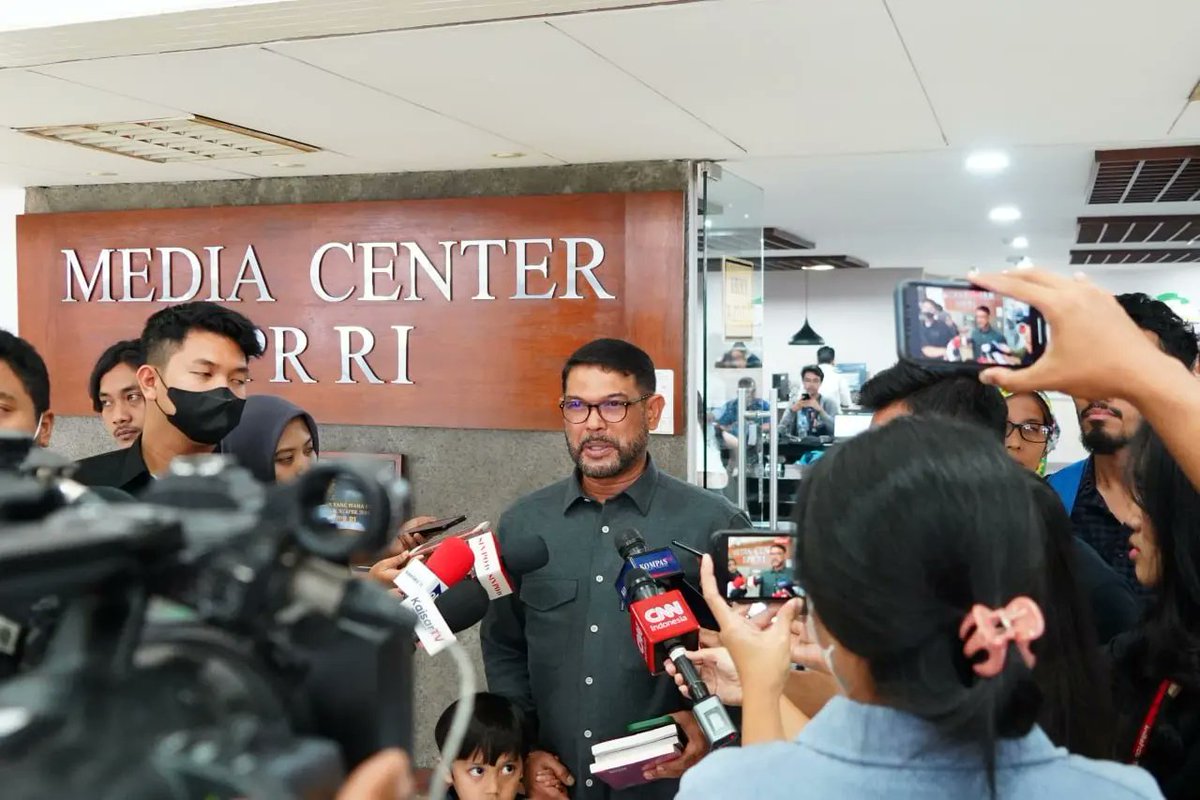Anggota MPR RI dari Fraksi PKS, Muhammad Nasir Djamil, menjadi narasumber dalam diskusi Empat Pilar dalam Rangka Peringatan Hari Konstitusi dan HUT ke-78 MPR RI dengan tema "Pemilu 2024, Mewujudkan Demokrasi Konstitusional Yang Mempersatukan Bangsa".