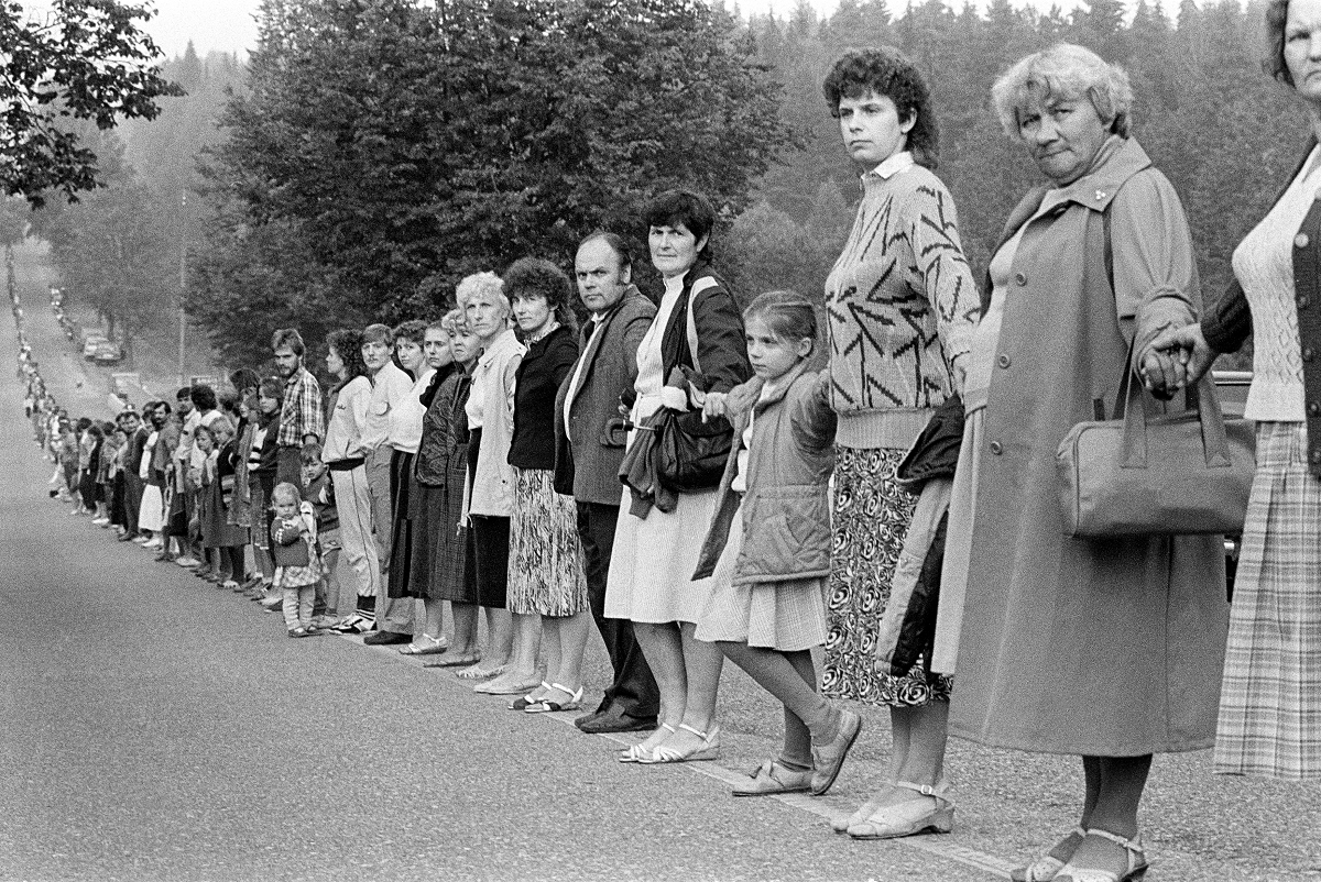 FESBalticstates's tweet photo. #OTD On August 23, 1989, 50 years after the signing of the Molotov–Ribbentrop Pact, two million people of Latvia, Estonia and Lithuania joined hands in the Baltic Way, claiming commitment to freedom and independence. https://t.co/6RZCNdDbbW