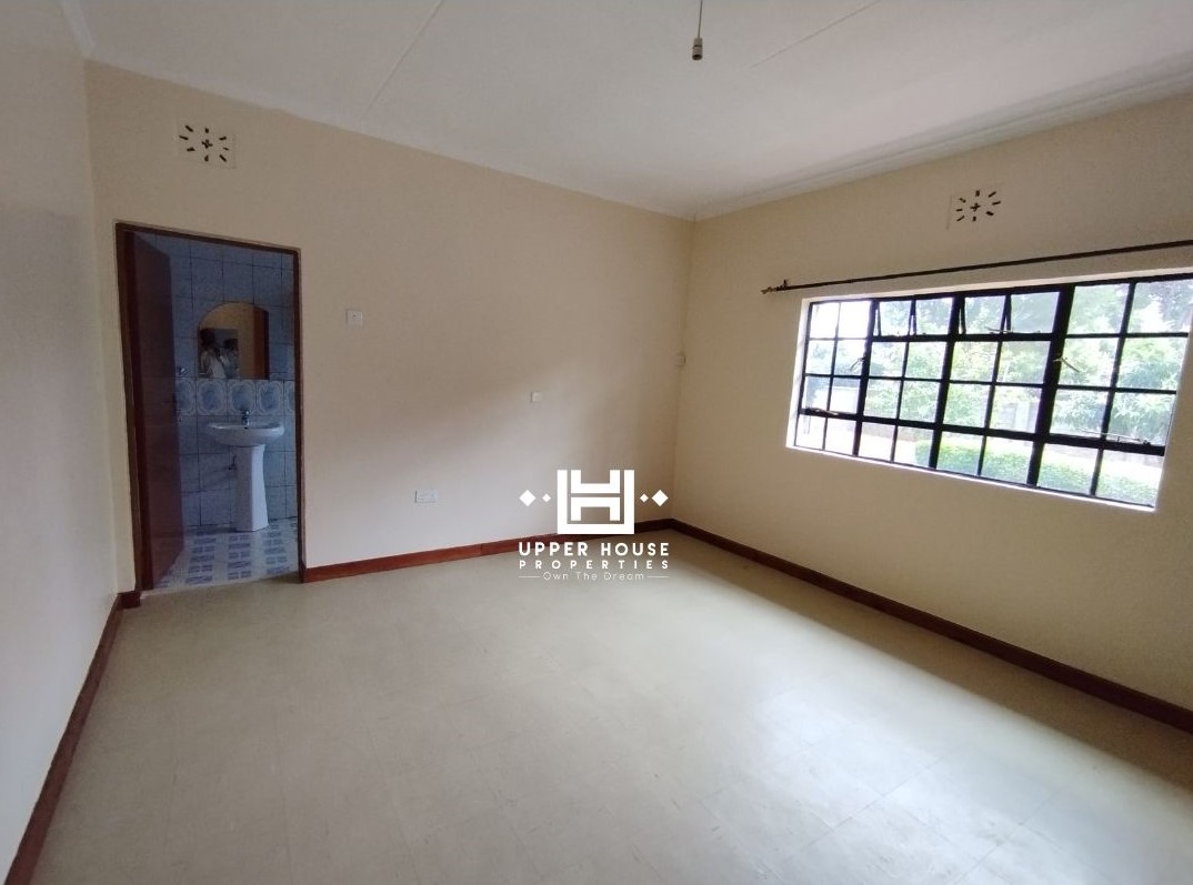 uhproperties_ke's tweet photo. The living room has a fireplace, opens up to a terrace that doubles up as a dinning area
The kitchen is huge with enough cabinets and a pantry
2 bdrms are en suite  each coming with a bathtub and shower. All have plenty of wardrobe space. 
Solar water heater, water tower,DSQ https://t.co/f1cp038QQx
