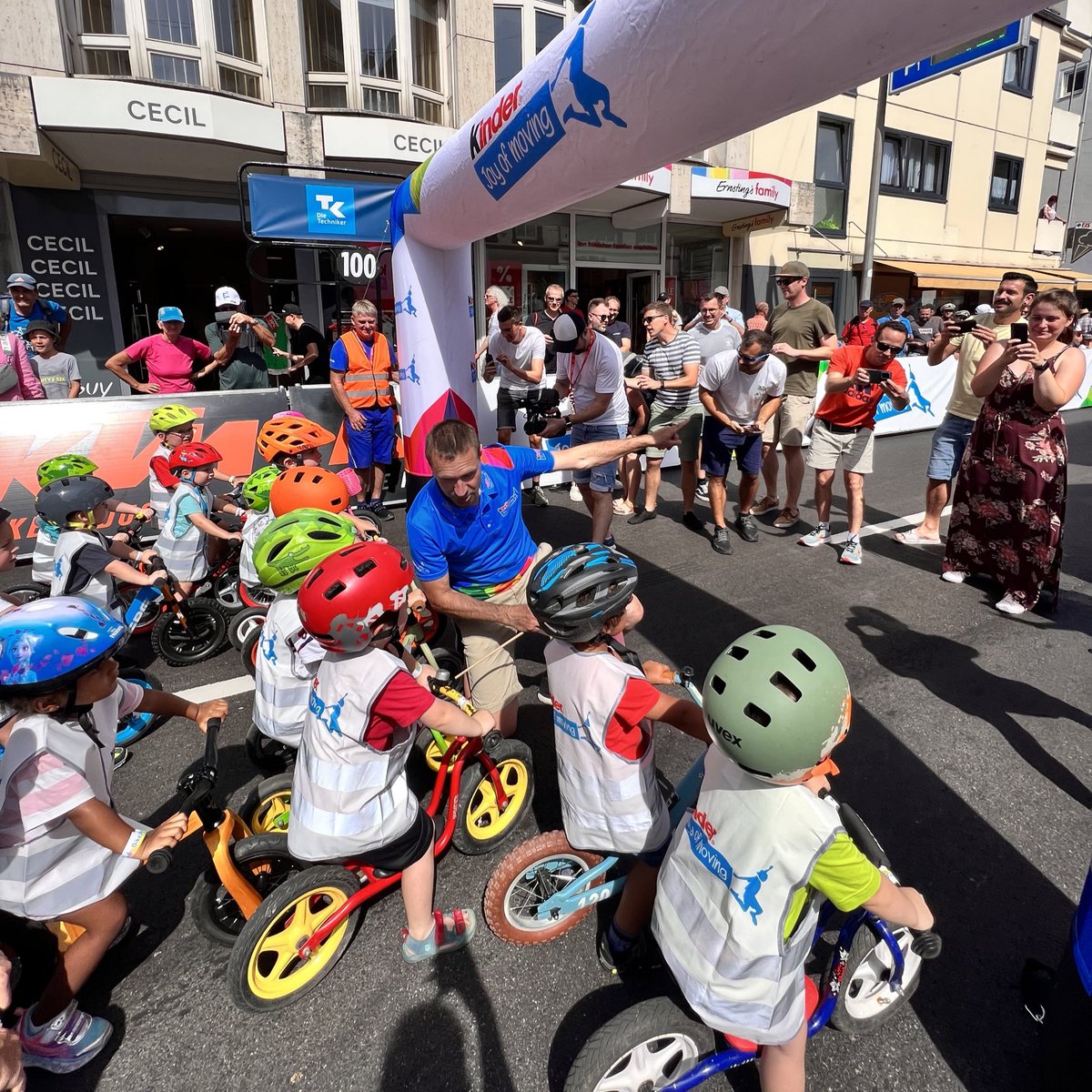 'So there is the finish. Wait on the others to make their first move, then you blast past them in the final meters. You got this!'

@thejensie with some vital race information 🥰

#DeineTour