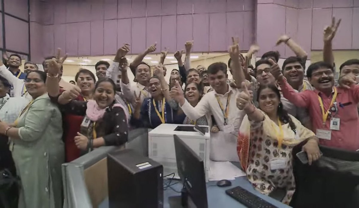 TrackCinemawood's tweet photo. Right Now Each &amp; Every Indian Feels The Emotion For #Chandrayaan3 🛰️ Successfully Landed On Moon 🌙. Jai Hind 🇮🇳.

#Chandrayaan3Landing #Chandrayaan_3 https://t.co/PHZ3Rx2SIR