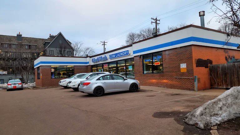 Hyper-specific LynLake/Whittier question: Does anyone know if the laundromat on Lyndale has the internet?