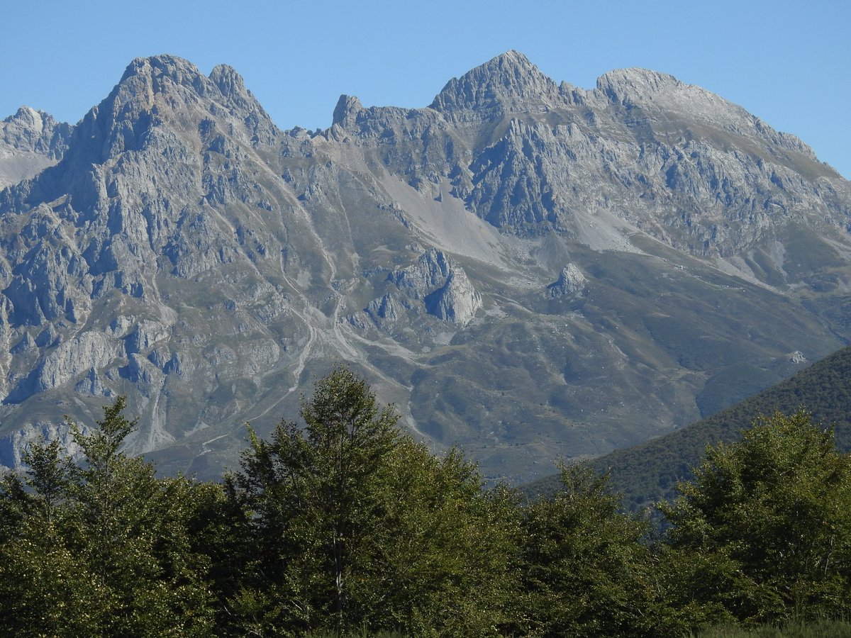 jsuarezgarmon's tweet photo. Friero, Torre de Liordes y Torre Salinas, tres estandartes de la zona leonesa de Picos de Europa. Desde el mirador de Piedrashitas. Siempre merece la pena una visita a la zona de Valdeón. Buenos días. https://t.co/DrfdQk5Xrt