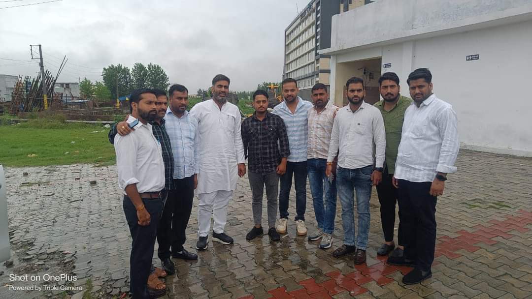 ChoAkshay0001's tweet photo. आज गुर्जर गौरव यात्रा हरिद्वार में शामिल हुआ महान सम्राट गुर्जर प्रतिहार मिहिर भोज जी की जयंती के उपलक्ष्य में हरिद्वार में आयोजित गुर्जर गौरव यात्रा को सरधना विधायक बड़े भाई अतुल प्रधान जी ने झंडी दिखाकर रवाना किया !
@atulpradhansp 
@amitmiragpur 
@sandeepch_nakur 
@ujjwalmazra https://t.co/IXxjRCcFw3