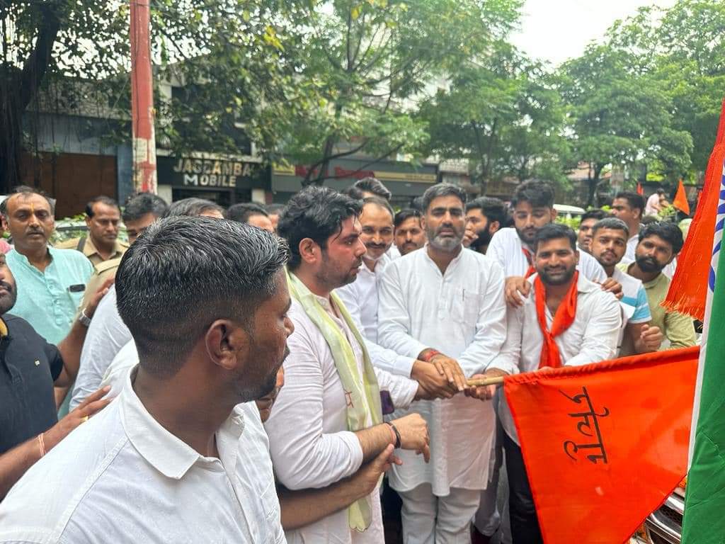 ChoAkshay0001's tweet photo. आज गुर्जर गौरव यात्रा हरिद्वार में शामिल हुआ महान सम्राट गुर्जर प्रतिहार मिहिर भोज जी की जयंती के उपलक्ष्य में हरिद्वार में आयोजित गुर्जर गौरव यात्रा को सरधना विधायक बड़े भाई अतुल प्रधान जी ने झंडी दिखाकर रवाना किया !
@atulpradhansp 
@amitmiragpur 
@sandeepch_nakur 
@ujjwalmazra https://t.co/IXxjRCcFw3