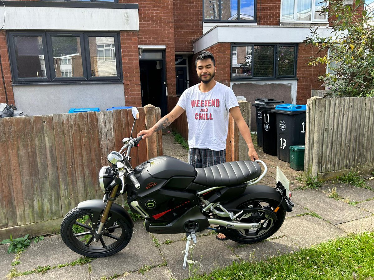 GreenMoped's tweet image. A perfect bike for a "weekend chill" with this new owner receiving his #supersoco 60mph #TCMax today in North #London. Why not use the #scrappagescheme to buy a new #electricmotorcycle for when #ULEZ expands next week? Will help with congestion too! @vmotosocouk #ev #commuting
