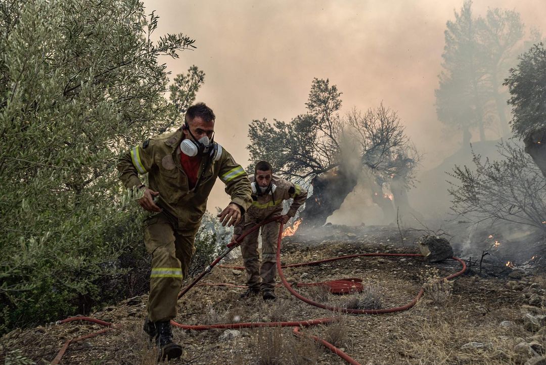 Greece, you are not alone, the EU is with you.

We are coordinating emergency assistance via the #EUCivilProtection Mechanism to help 🇬🇷 fight the devastating wildfires.

So far, 8 aircraft, 40 vehicles and 246 firefighters have been deployed from 8 countries.