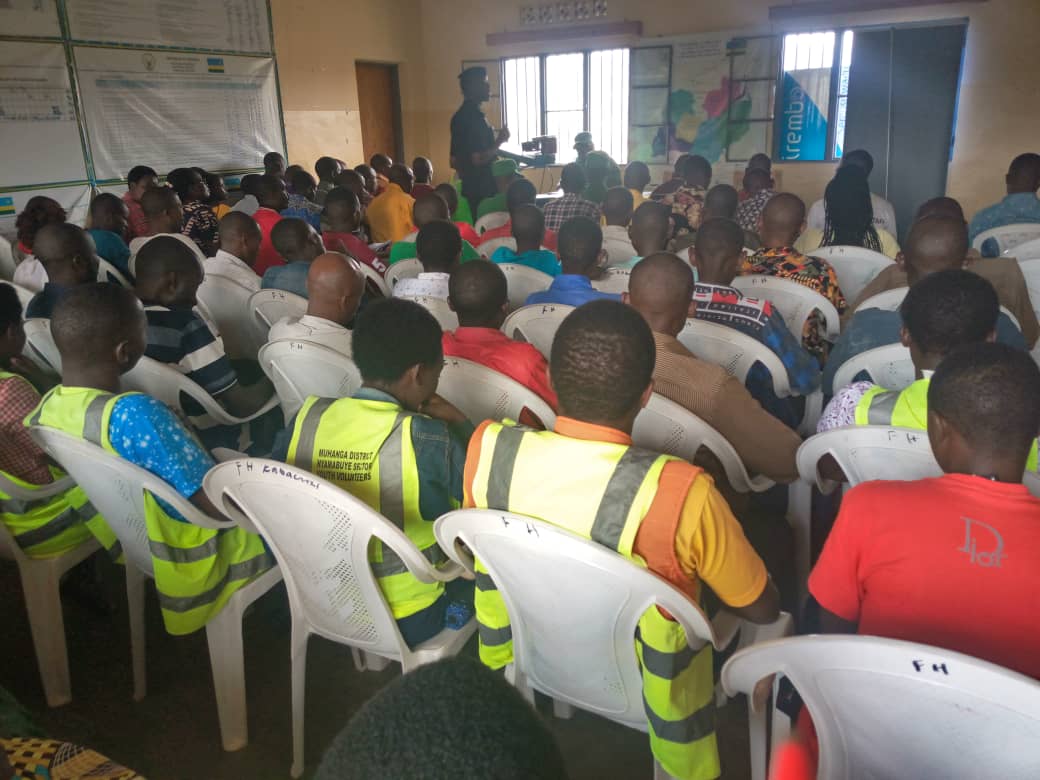 MuhangaRyvcp's tweet photo. #Birikuba,Taliki ya 23/8/2023 ; Urubyiruko rw'Abakorerabushake , Police n'inzego zibanze bo mumurenge wa Kabacuzi(Muhanga District) barimo kureberahamwe uruhare rwaburiwese mukwicungira Umutekano no gutangira Amakuru kugihe  @Rwandapolice ,@RwandaYouthVol1 ,@RwandaLocalGov https://t.co/OoXQFsDk7T