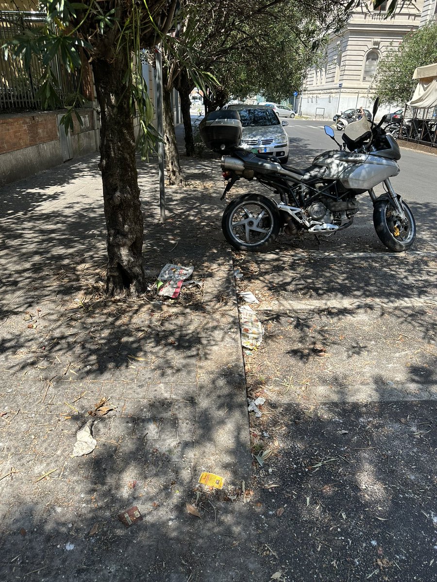 cribeta's tweet photo. @amaromacapitale segnalo la perenne sporcizia di Via Alessandro Scarlatti, II municipio. Le vie limitrofe sono sufficientemente pulite mentre questa non è spezzata da oltre 2 anni. Grazie . 
@Sabrinalfonsi @Delbellotw #rinofabiano @MunicipioRoma2 https://t.co/lMssNFe0oE